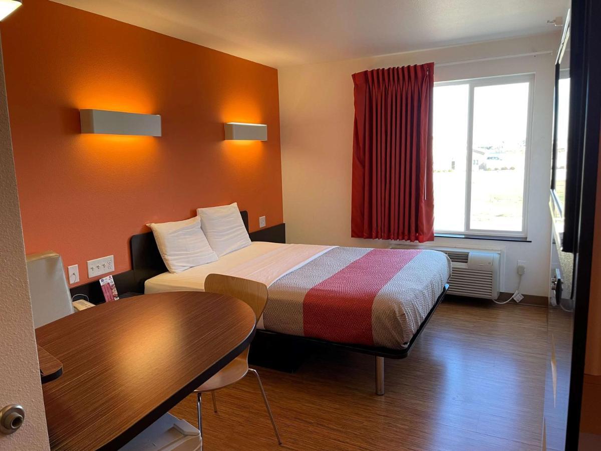 Baymont By Wyndham Williston Hotel Bagian luar foto