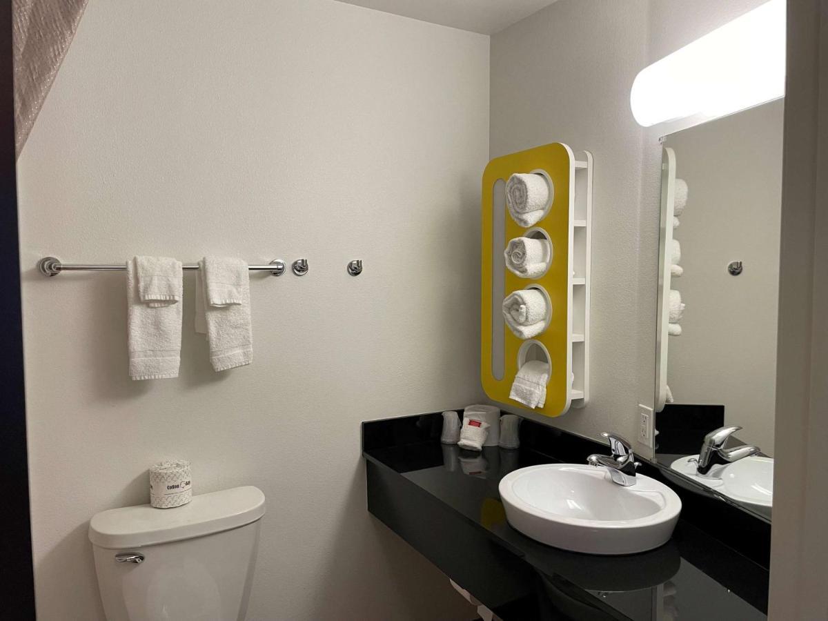 Baymont By Wyndham Williston Hotel Bagian luar foto