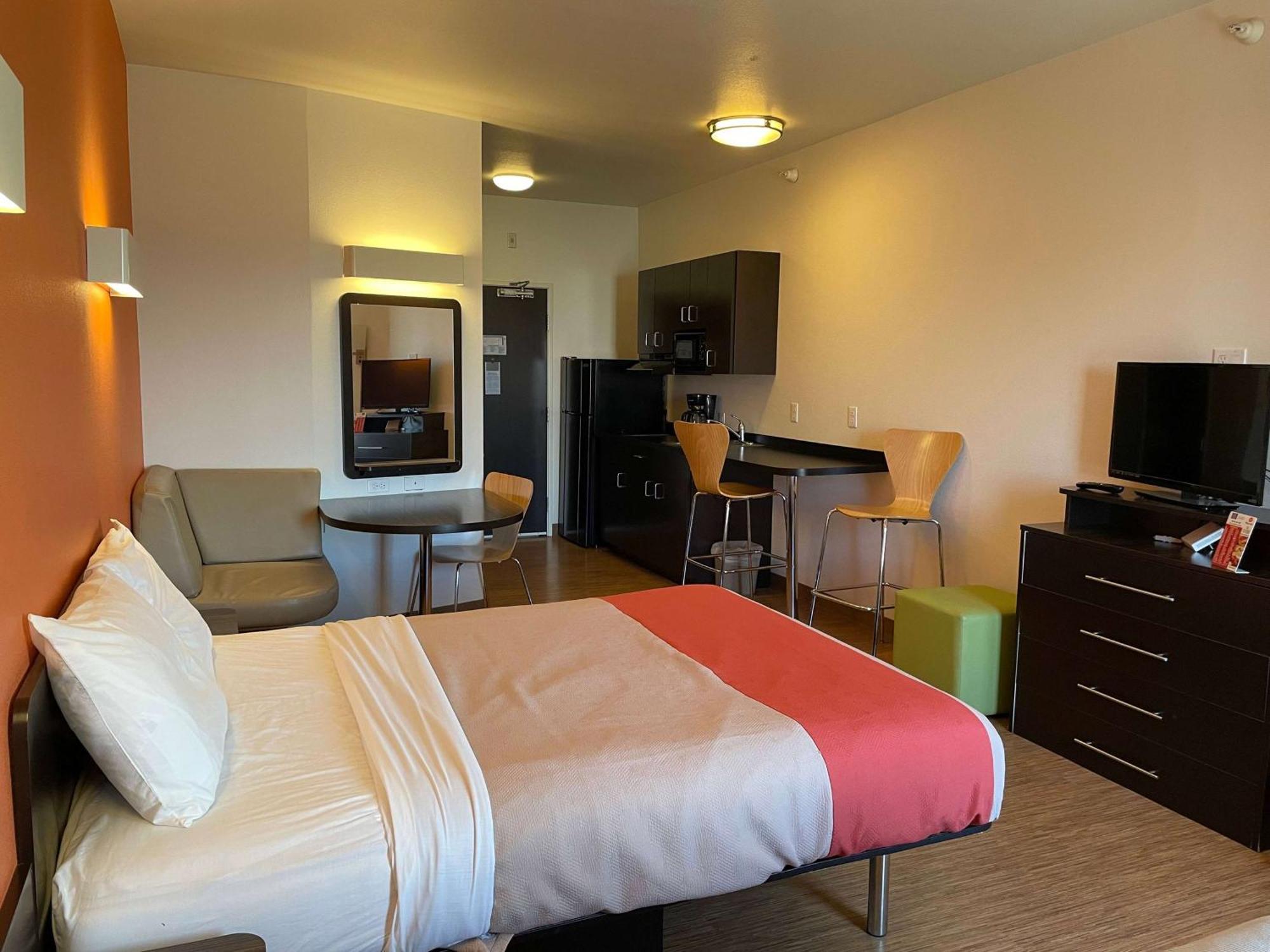 Baymont By Wyndham Williston Hotel Bagian luar foto
