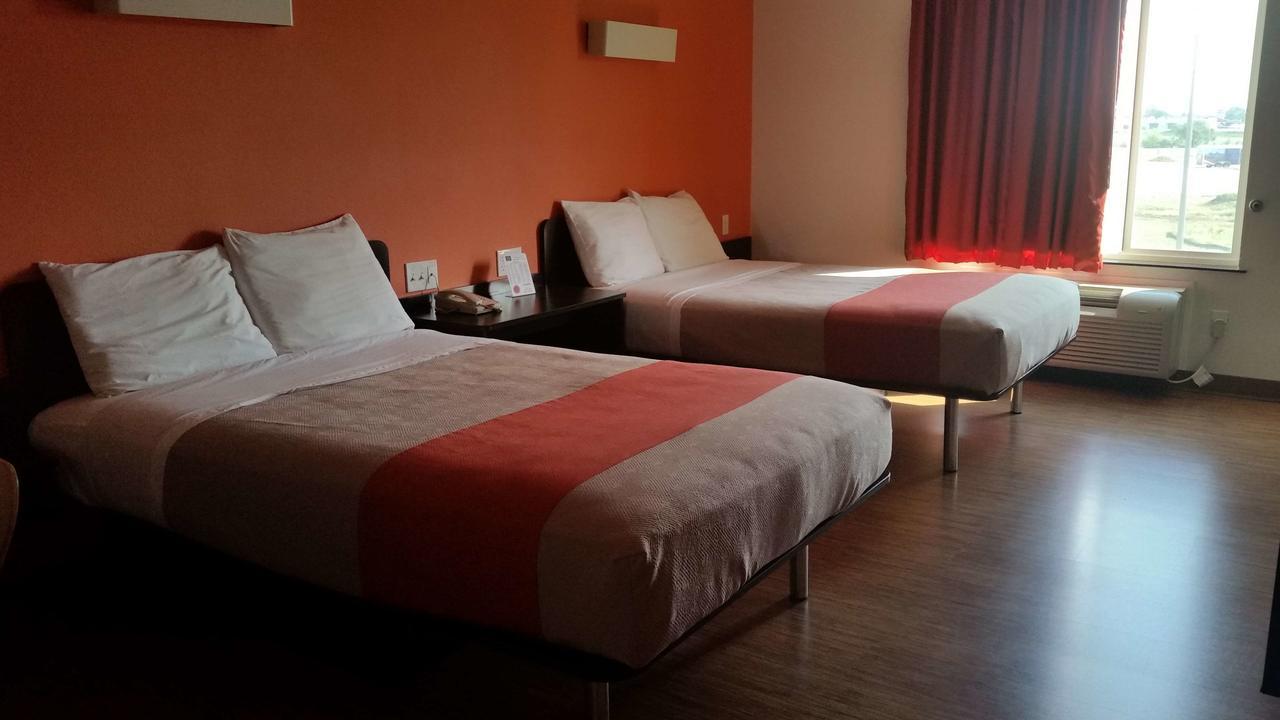 Baymont By Wyndham Williston Hotel Bagian luar foto